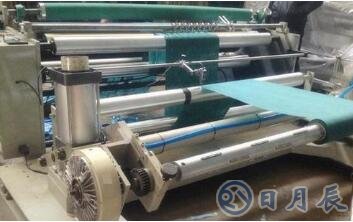 　　張力控制系統(tǒng)  　　張力控制系統(tǒng)MAGPOWR（型號美塞斯MC01/400/830/1898）往往是張力傳感器和張力控制器的一種系統(tǒng)集成，目前主要應(yīng)用于冶金，造紙，薄膜，染整，織布，塑膠，線材等設(shè)備上，是一種實現(xiàn)恒張力或者錐度張力控制的自動控制系統(tǒng)，其作用主要是實現(xiàn)輥間的同步，收卷和放卷的均勻控制。  　　1  　　張力控制系統(tǒng)的控制方式  　　1、手動張力控制方式  　　在收料、放料或過程中不斷調(diào)整離合器或制動器的扭矩，從而獲得所需的張力，這就要求用戶必須隨時檢查被控材料的張力，隨時調(diào)節(jié)輸出力矩，若用氣動制動器或離合器時，手動控制器可直接選用精密調(diào)壓閥，可使用戶節(jié)約一定的設(shè)備成本，但僅適用于一些低速的復(fù)合機(jī)、擠出機(jī)、紡織機(jī)械等張力控制要求不高的場合。  　　2、半自動張力控制方式  　　利用超聲波原理等自動檢出卷徑，從而調(diào)整卷料張力，例如：東莞臺靈機(jī)電有限公司ST型張力控制器，從本質(zhì)上來講是一種張力的半閉環(huán)控制，不僅可以自動測出卷經(jīng)、控制扭矩輸出，同時還具有緩沖啟動、防松卷和慣性補(bǔ)償?shù)裙δ堋Ｔ摲桨傅膶嵤┏杀据^低，因此在中檔機(jī)械中應(yīng)用廣泛。  　　3、全自動張力控制方式  　　一般也有兩種檢測方式。一種是通過張力傳感器測定卷材的張力，然后由控制器自動調(diào)整離合器或制動器來控制卷料張力。這種方式是張力的全閉環(huán)控制，原理上來講，此種方案能夠?qū)崟r反映出張力的變化因此控制精度最高，因此一些高檔的精軋機(jī)、高速分切機(jī)等冶金上采用全自動的張力控制系統(tǒng)。  　　1  　　張力控制系統(tǒng)的分類  　　（1） 直接張力控制法  　　又稱反饋控，又可以分為AB兩種（A）利用如張力儀等傳感器檢測實際張力，將測量值作為反饋信號，構(gòu)成張力閉環(huán)系統(tǒng)，即將測量的實際值與給定張力相比較，由偏差產(chǎn)生控制作用，使實際張力與給定張力相等。視傳感器結(jié)構(gòu)不同，還可分為位置式和反饋式控制 （B）利用活套建立張力，測量活套量，構(gòu)成活套反饋控制系統(tǒng)，控制活套量恒定使產(chǎn)品張力恒定。這種張力控制法適用于高精度、高速度的張力控制場合，具有控制精度高、實時性能好等優(yōu)點。  　　（2）間接張力控制法  　　又稱補(bǔ)償控制，它通過對影響張力穩(wěn)定的參數(shù)的調(diào)節(jié)補(bǔ)償可能出現(xiàn)的張力變化，間接地保持張力穩(wěn)定，即只給定張力設(shè)定值，不用檢測器采集張力的實際值，對張力不形成閉環(huán)控制，而是通過對被控機(jī)即驅(qū)動電機(jī)的電流或勵磁電流的控制來間接對張力進(jìn)行恒定控制，從而使電動機(jī)力矩保持不變，保證被卷取產(chǎn)品的張力恒定。  　　張力控制系統(tǒng)的作用  　　在工業(yè)生產(chǎn)的諸多行業(yè)，經(jīng)常會遇到卷繞控制問題。如在紙張、紡織品、塑料薄膜、電線、印刷品、磁帶、金屬帶線材等的生產(chǎn)過程中，帶料或線材的開卷、卷取張力對產(chǎn)品的質(zhì)量至關(guān)重要，為此要求進(jìn)行恒張力控制，即在卷繞的過程中使產(chǎn)品承受最佳張力，且自始至終保持不變。若張力過大，會造成加工材料的拉伸變形；張力過小，會使卷取的材料的層與層之間的應(yīng)力變形，造成收卷不整齊，影響加工質(zhì)量。在帶材卷取系統(tǒng)中，張力控制系統(tǒng)占有重要的位置，而且它相當(dāng)復(fù)雜。